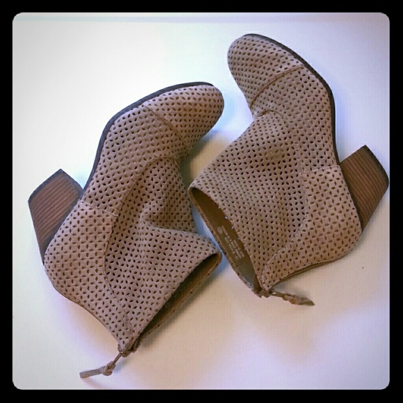 AEROSOLES Shoes - AEROSOLES HEELREST ~ Suede Booties